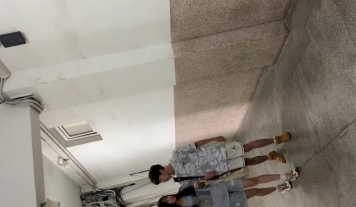 偷拍女生跟男友到男厕打炮,偷拍被发现了女生一直抱怨男友说都是他出的坏主意
