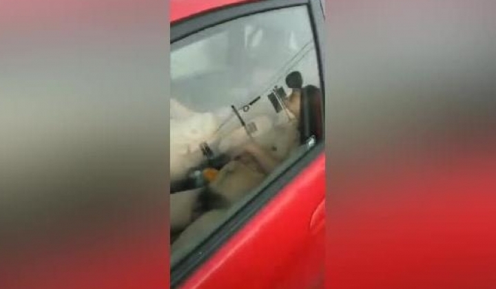 满满的生活气息，车震刺激寻常不易啊！楼下男女看客都激情死了，摄像头拉近点近点，伸手深喉叼嗨 爽爆