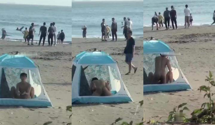 海边偷窥啪啪 兄弟你牛逼 人家来看海 你却来操逼 那得弄个全封闭的 那么多人还有小孩 拍者解说也