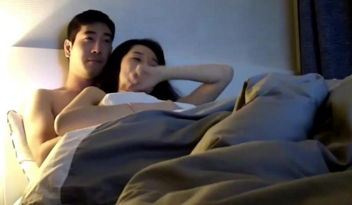 黑客破解家庭网络摄像头偷拍 ️夫妻看电视调情舔逼后入漂亮媳妇