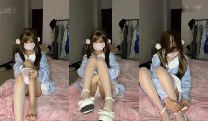 拥有一个娇小萝莉女友是一种什么样的体验？特别听话，可以满足你的任何需求，真的好小一只，小穴真的超