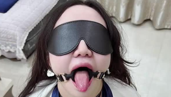 海角乱伦 会喷水的亲姐姐 把工装OL的气质姐姐拴着狗链调教，口塞像母狗一样，小穴全湿中出内射