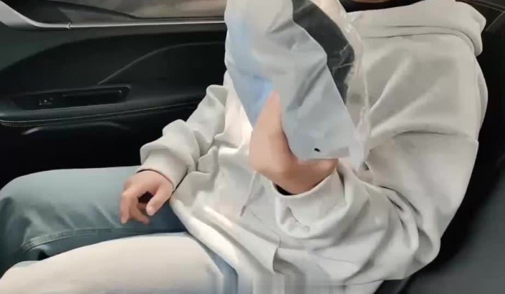 大神网约学生兼职妹 ️穿上制服在路边环卫车旁边车震无套口爆吞精