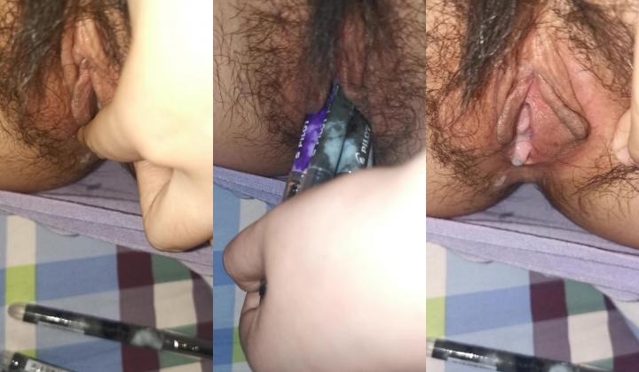 牛逼PUA大神私养的《大二母狗》在宿舍里调教她扩肛玩屁眼，室友在也一样玩
