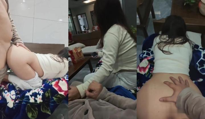 精品兄妹乱伦 妈妈在房间睡觉妹妹在客厅看电视被哥哥后入