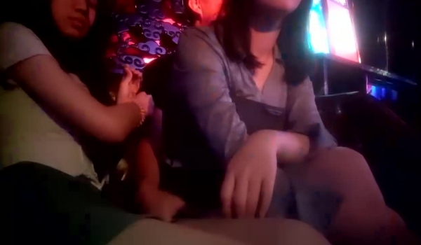 老铁们，历史性的，【换妻探花】约见JK极品良家夫妻，KTV潇洒后，开房干哭啊， 叫床声音和杀猪一样