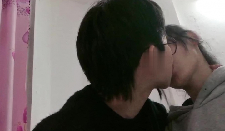 云盘高质泄密！青春学生百合情侣各种日常淫乱自拍，假小子除了没有老二其它完全男性化，啪啪手法娴熟