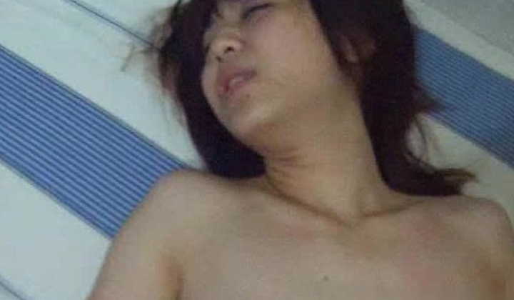 《台湾情侣泄密》刚刚毕业的学生妹和男友之间的同居生活被渣男曝光