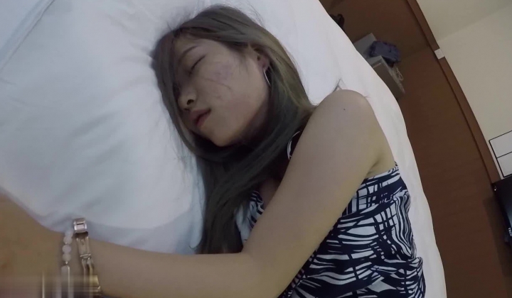 《台湾情侣泄密》喝醉后被捡尸的美女