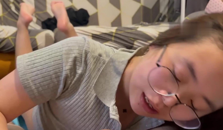 云盘高质露脸A级泄密，十个眼镜九个骚，颜值普通的女孩被老司机调教成了母狗，往逼里灌水各种玩肏