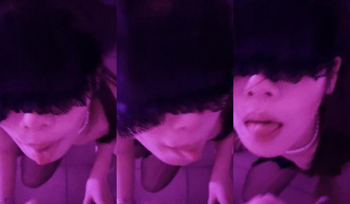 成都御萝双修少女，人前是在抖音爱臭美的网红小姐姐，一进卧室秒变小母狗跪求待哺，伸着舌头嘴里喊着还