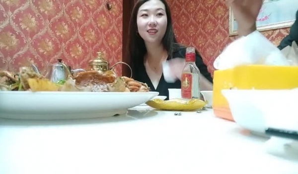 【真实夫妻换妻探花】，22岁夫妻，共进晚餐回酒店，女女互亲舔逼，交换伴侣激情香艳