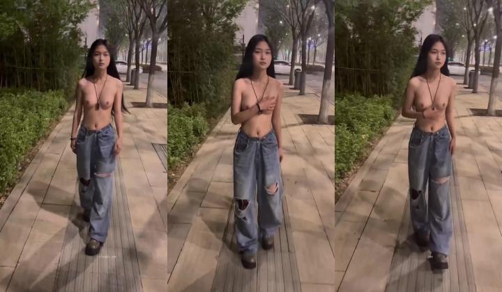最新流出，西萌工作室，高颜极品身材学妹瑞瑞公园全裸露出，袒胸露乳街边行走