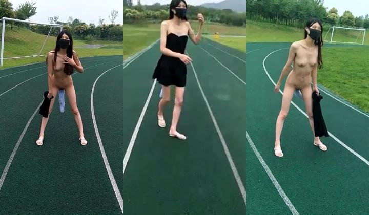 腰部以下全是腿 江苏某学校操场全裸露出 尤物操场被操户外露出啪啪强制口爆极其淫荡