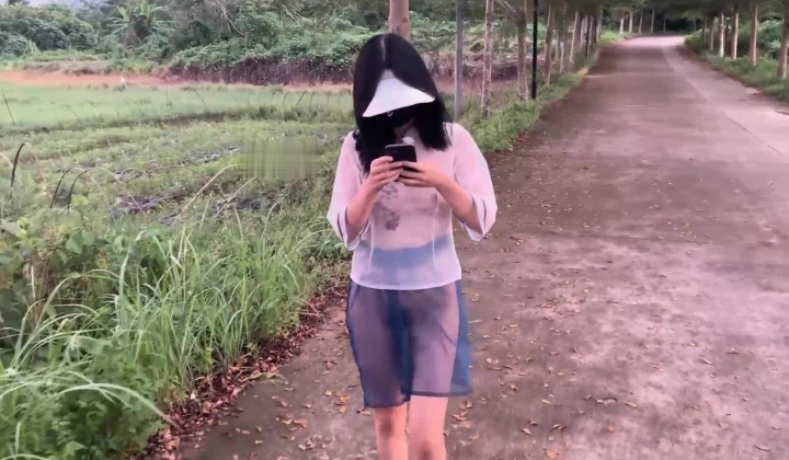 人气露出女神，【cikaimoon】，薄纱全透明，户外乡下乱逛，从白天到黑夜，闲逛青花瓷古镇好刺