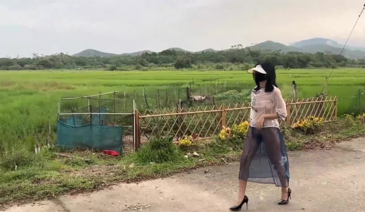 人气露出女神，【cikaimoon】，薄纱全透明，户外乡下乱逛，从白天到黑夜，闲逛青花瓷古镇好刺