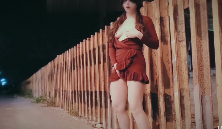 极品性感反差尤物『Sexywife_nina』人前露出，风骚气质高挑身材男人看了就想侵犯