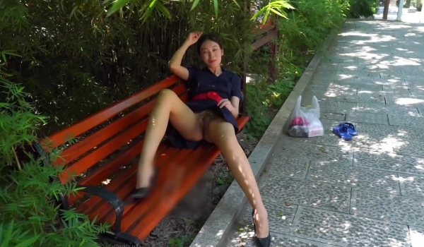 国模私拍泄密！美臀美鲍性感小姐姐【小淇】大尺度公园露出拍摄女体艺术，抚媚勾人的眼神特别想要进入征
