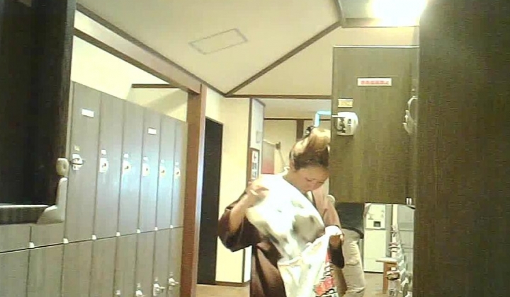 偷拍女浴室换衣极品小少妇，这漂亮奶子和身材正是新婚少妇最妖娆的阶段