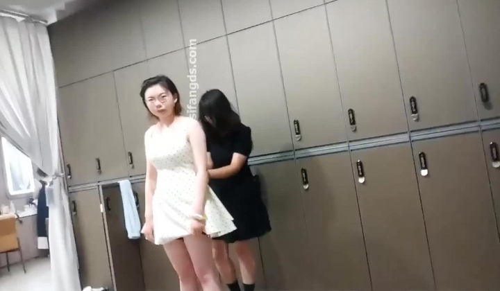 大神洗浴温泉会所更衣室淋浴化妆间偷拍几个附近高校的学妹