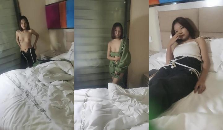 坐标福建,俩老哥爆艹调教懵懂甜美短发OO后萝lo莉型小妹,身型娇小玲珑,笑起来十分纯甜