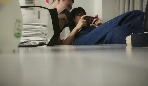 【换妻探花】第二场约23岁小夫妻 刚踏入换妻圈 小妹妹还放不开 沟通搭讪聊天未遂 夫妻俩自己开始