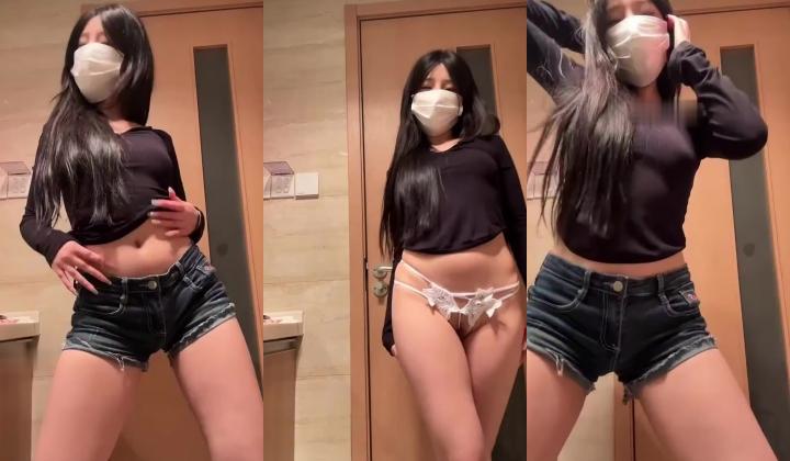 最新快手泄密！高颜值长腿美女【小小张】最新裸舞定制，粉嫩骚穴怼镜头自慰