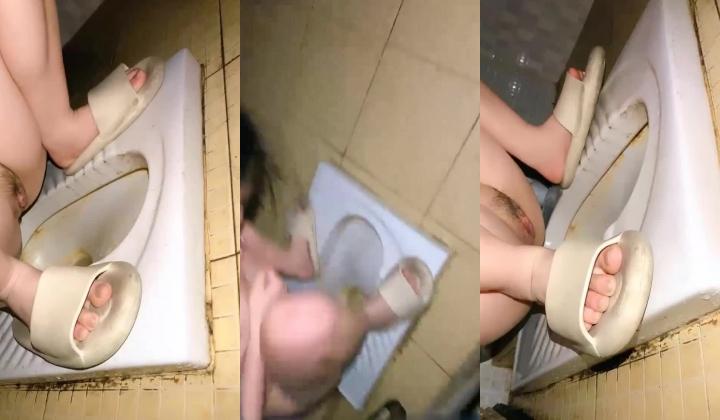 贵在真实,居家年轻小情侣啪啪自拍,酷夏难忍,扒下牛仔裤玩弄粉嫩鲍鱼,戴上狼牙棒抽插
