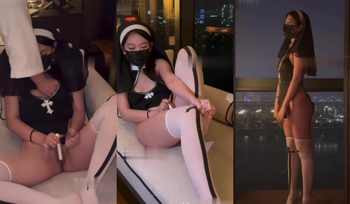 05后绿帽情侣淫妻性爱日记「涡轮增压草莓」又一次的3P，踩头暴击。任何人都是老公，都来把精液射给
