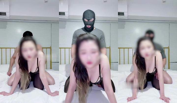 推特武汉绿帽情侣博主「丝袜小淫妻」油亮黑丝脚踩在你脸上，脚趾隔着丝袜夹你鼻子，让你闻我的脚味混着