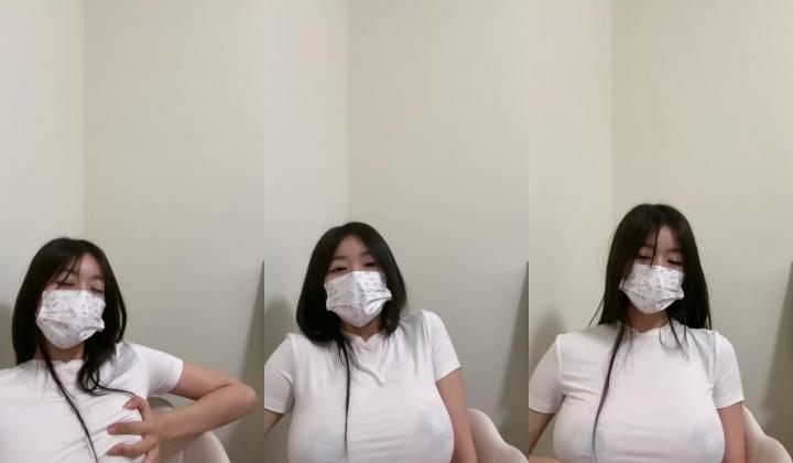 抖音颜值嫩妹【lbb】颜值不在刘亦菲之下，奶大逼粉，大尺度掰穴展示，道具自慰，想娶，沉船了