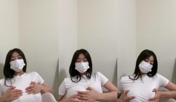 抖音颜值嫩妹【lbb】颜值不在刘亦菲之下，奶大逼粉，大尺度掰穴展示，道具自慰，想娶，沉船了