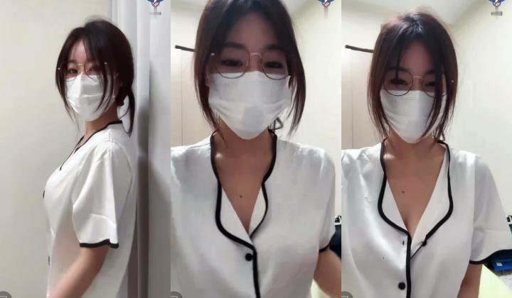 抖音颜值嫩妹【lbb】颜值不在刘亦菲之下，奶大逼粉，大尺度掰穴展示，道具自慰，想娶，沉船了