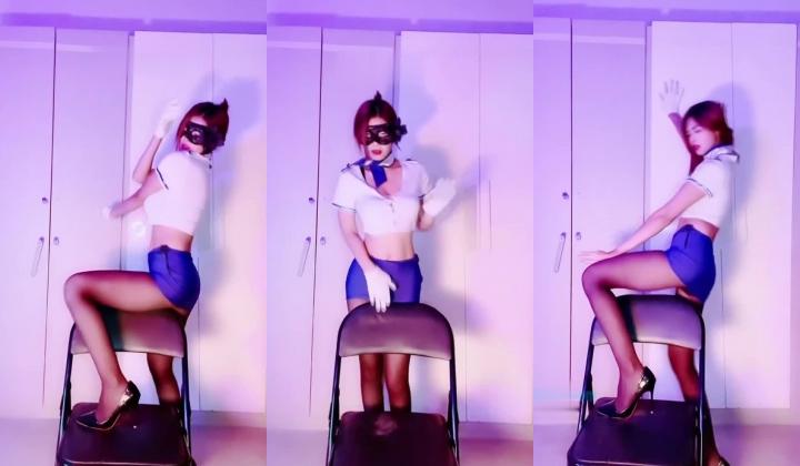 抖音颜值嫩妹【aimi】裸舞诱惑，大尺度掰逼展示，道具自慰高潮，开腿插穴已经成为习惯