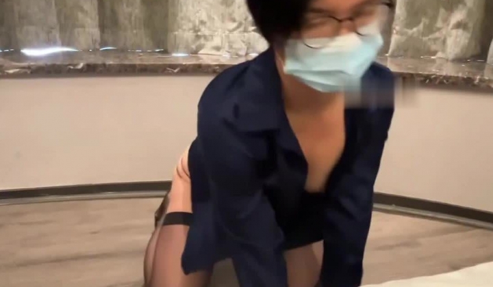 抖音泄密！风骚短发眼镜御姐【不是女王】脸穴同框M腿丝袜自慰挤奶手炮足交骚穴特写