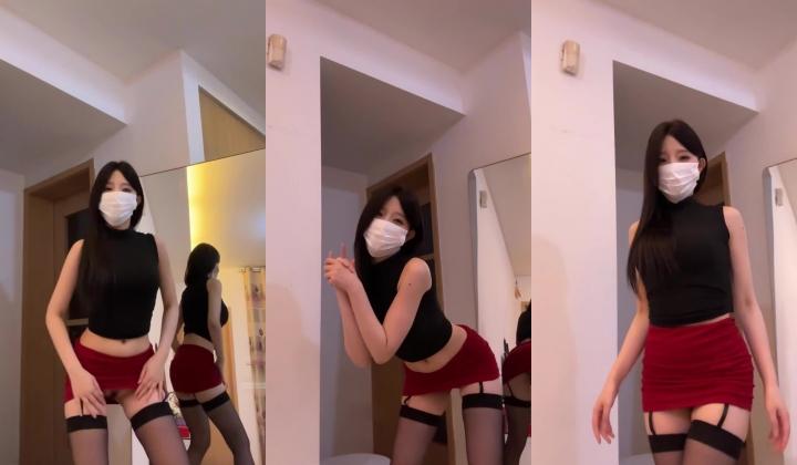最新快手泄密！高颜值长腿美女【小小张】最新裸舞定制，粉嫩骚穴怼镜头自慰
