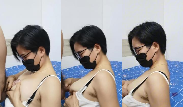 抖音泄密！风骚短发眼镜御姐【不是女王】脸穴同框M腿丝袜自慰挤奶手炮足交骚穴特写