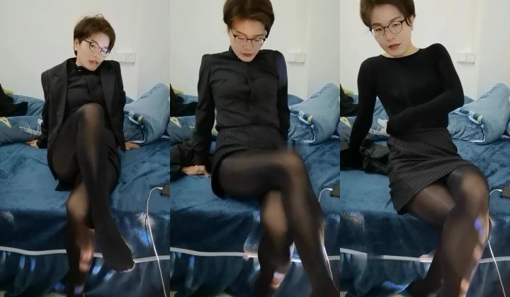 抖音泄密！风骚短发眼镜御姐【不是女王】脸穴同框M腿丝袜自慰挤奶手炮足交骚穴特写
