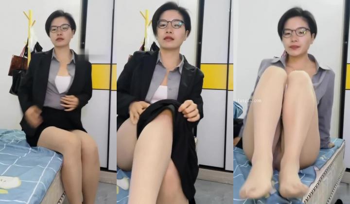 抖音泄密！风骚短发眼镜御姐【不是女王】脸穴同框M腿丝袜自慰挤奶手炮足交骚穴特写
