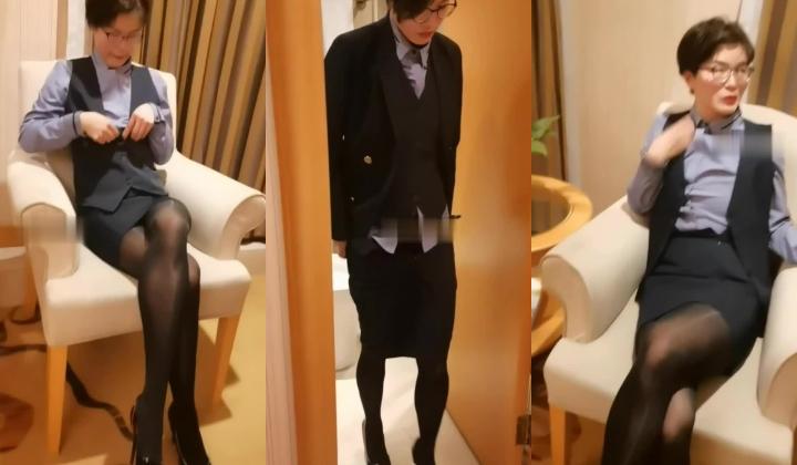 抖音泄密！风骚短发眼镜御姐【不是女王】脸穴同框M腿丝袜自慰挤奶手炮足交骚穴特写