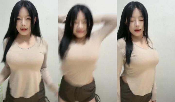 最新抖音泄密，48万粉木瓜巨乳女神【冷艳小姨】隐私福利，全裸一指禅自慰疯狂擦边
