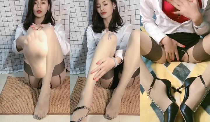 《极品反差淫女泄密》万人求购网红 奈丝姐姐 风靡美少妇，一看阴毛，骚到骨子里！