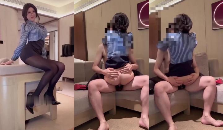 好骚的母狗啊，女S剧情演绎让自己的老公当绿帽，当他的面和别的男人做爱，被射满了精液！