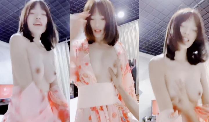 入会粉丝团专属91涵菱，完美露脸性爱自拍，各种制服理想型性爱对象小浪蹄子骚得狠无水印