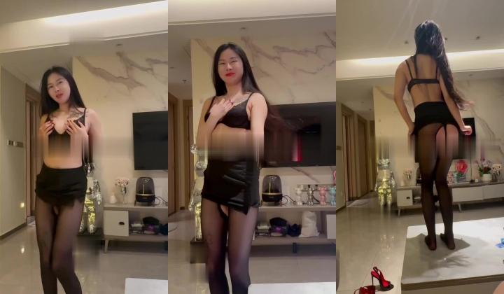 颜值女神【晴宝】被多位金主包养泄密,第一弹 年度最骚的第一梯队女主 完美露脸