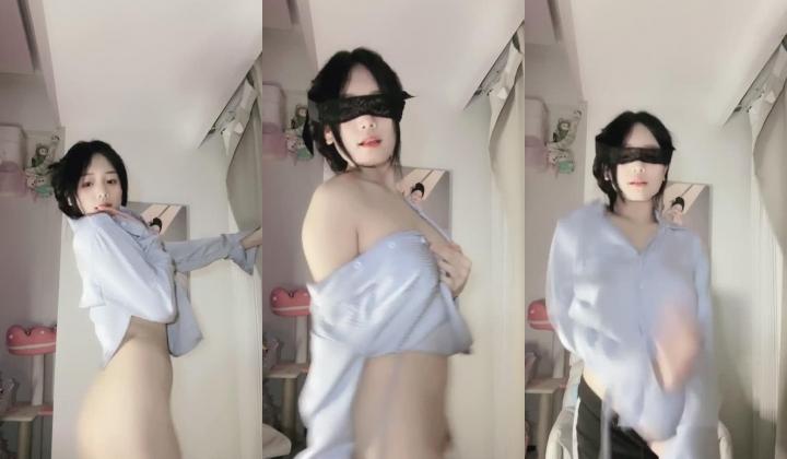 【e懒得喷】危险纯欲体 G奶女学生 全身肌肤雪白 完美身材小蛮腰大长腿粉嫩逼逼 抖胸裸舞道具喷水