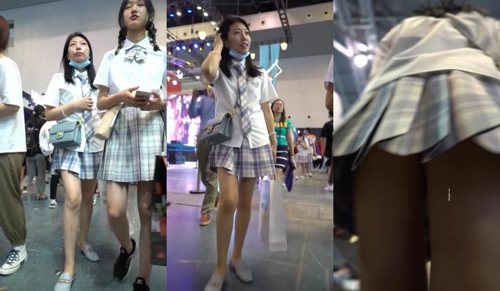 【母女】【会展抄底】极品JK母女，少妇的内裤就是骚，玉足特写，想双飞，闻着妈妈的屁穴干女儿