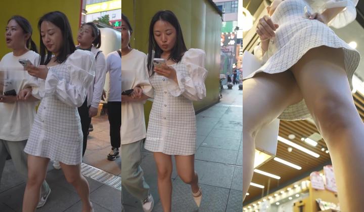 推荐【步行街抄底】骚逼少妇看着清纯，透明内裤导致骚气侧漏，还挺有个性，屁股好挺想猛吸一口