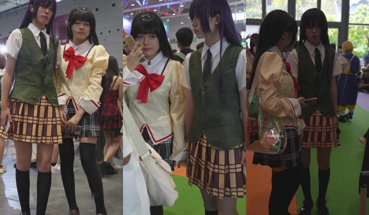 漫展现场一箭双雕抄底两位JK制服COS小姐姐 花纹粉内+白窄内