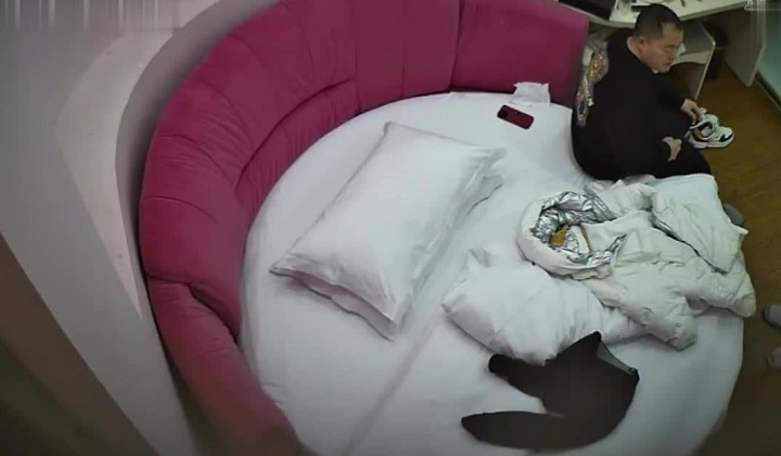 上帝视角  当少妇点上烟的那一刻 熟女的韵味全面散发 男人都能变成狗 实力不够 手指来凑